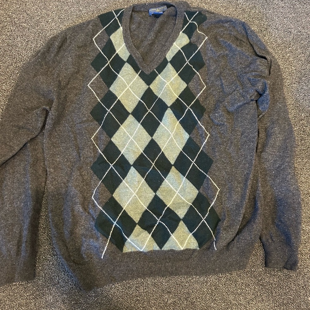 Men's Classic Argyle V-Neck Sweater in Gray and Green
